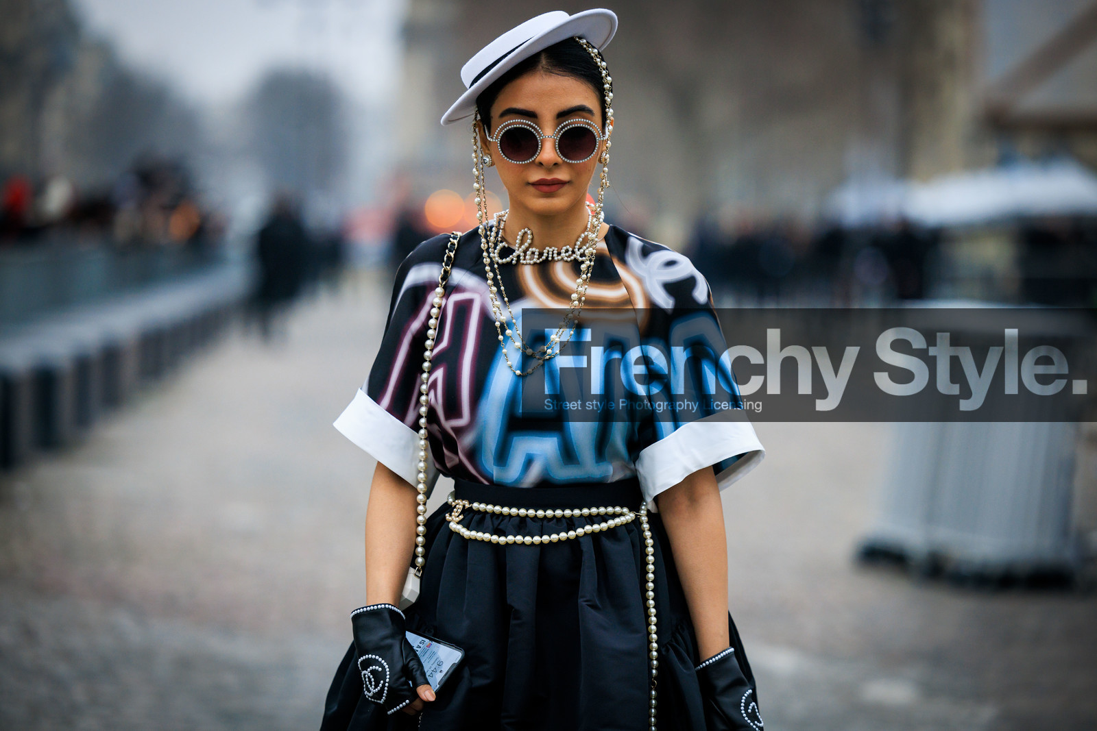 chanel gloves, black gloves, chanel, multicolor tshirt, chanel top, logo top, black sunglasses, rounded glasses, chanel choker, chanel necklaces, pearl head accesorie, white hat, chanel hat, pearl belt, chanel belt, logo belt, black skirt, fashion week, frenchystyle, FW, jonathan paciullo, street style, PARIS, PFW, SPRING SUMMER 2022, SS 22, atmosphere details, detail, horizontal