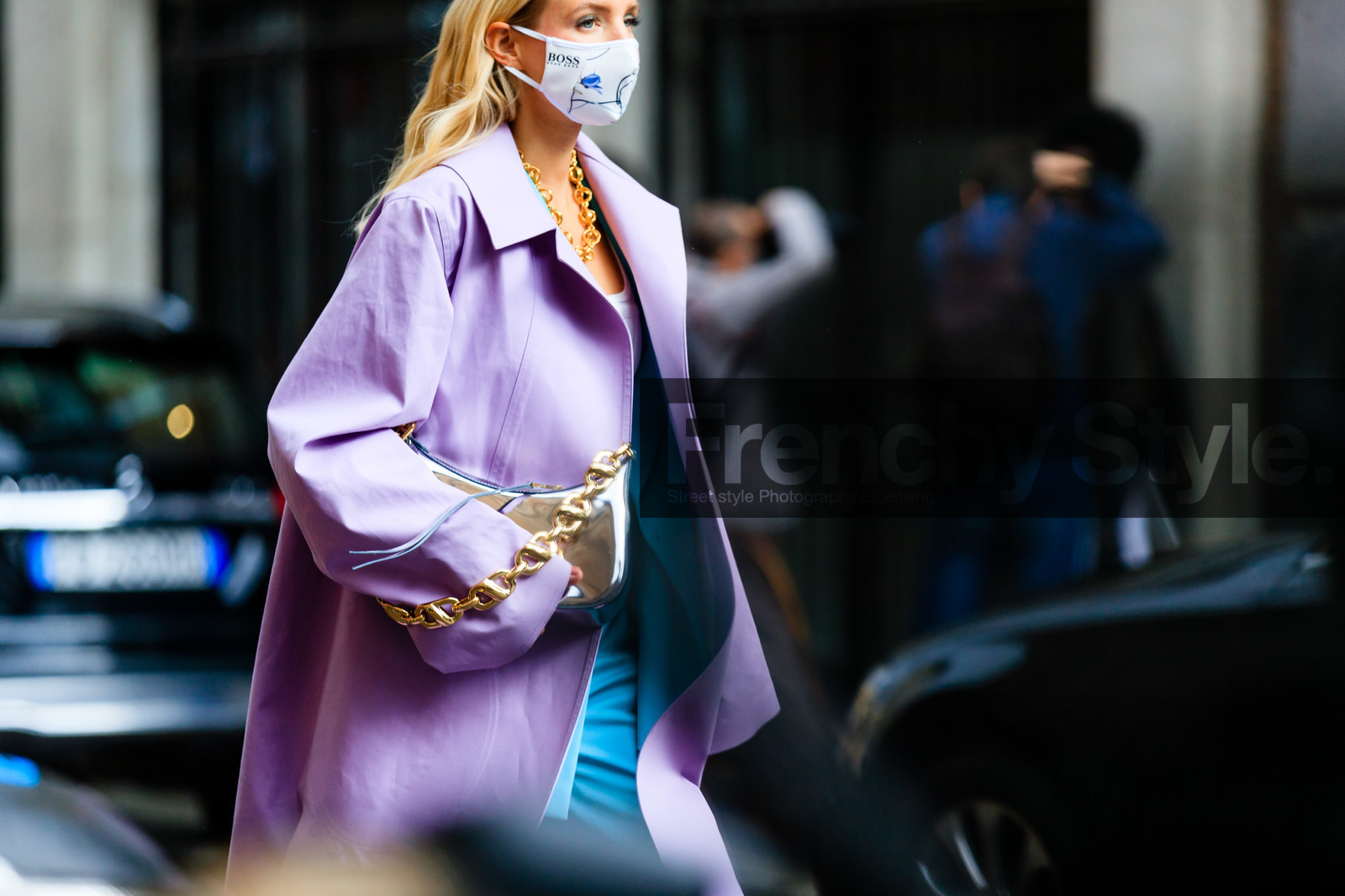 bottega veneta bag, lilac trenchcoat, purple trenchcoat, light blue jacket, light blue pants, light blue suits, golden necklace, golden strap bag, big chain strap bag, silvered bag, mirror bag, covid face mask, leonie hanne, street style, jonathan paciullo, FW, frenchystyle, fashion week, MFW, MILAN, SPRING SUMMER 2021, SS 21, horizontal, atmosphere details, detail