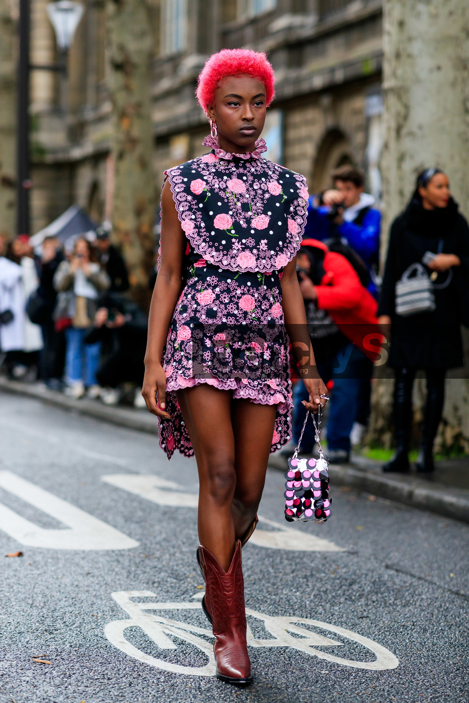 pink hair, pink earrings, pink dress, pink jumpsuit, dyed hair, big earrings, big chain earrings, dangling earrings, short jumpsuit, short hair, sleeveless jumpsuit, polka dots jumpsuits, floral printed jumpsuits, lace jumpsuits, high collar jumpsuit, paco rabanne dress, paco rabanne earrings, paco rabanne jumpsuits, paco rabanne bag, pink bag, silvered chain strap bag, sequins bag, plastic bag, burgundy leather boots, cowboy boots, fashion week, frenchystyle, FW, jonathan paciullo, street style, PFW, PARIS, AUTUMN WINTER 2020-2021, FALL WINTER 2020-2021, FW 20-21, vertical, full length