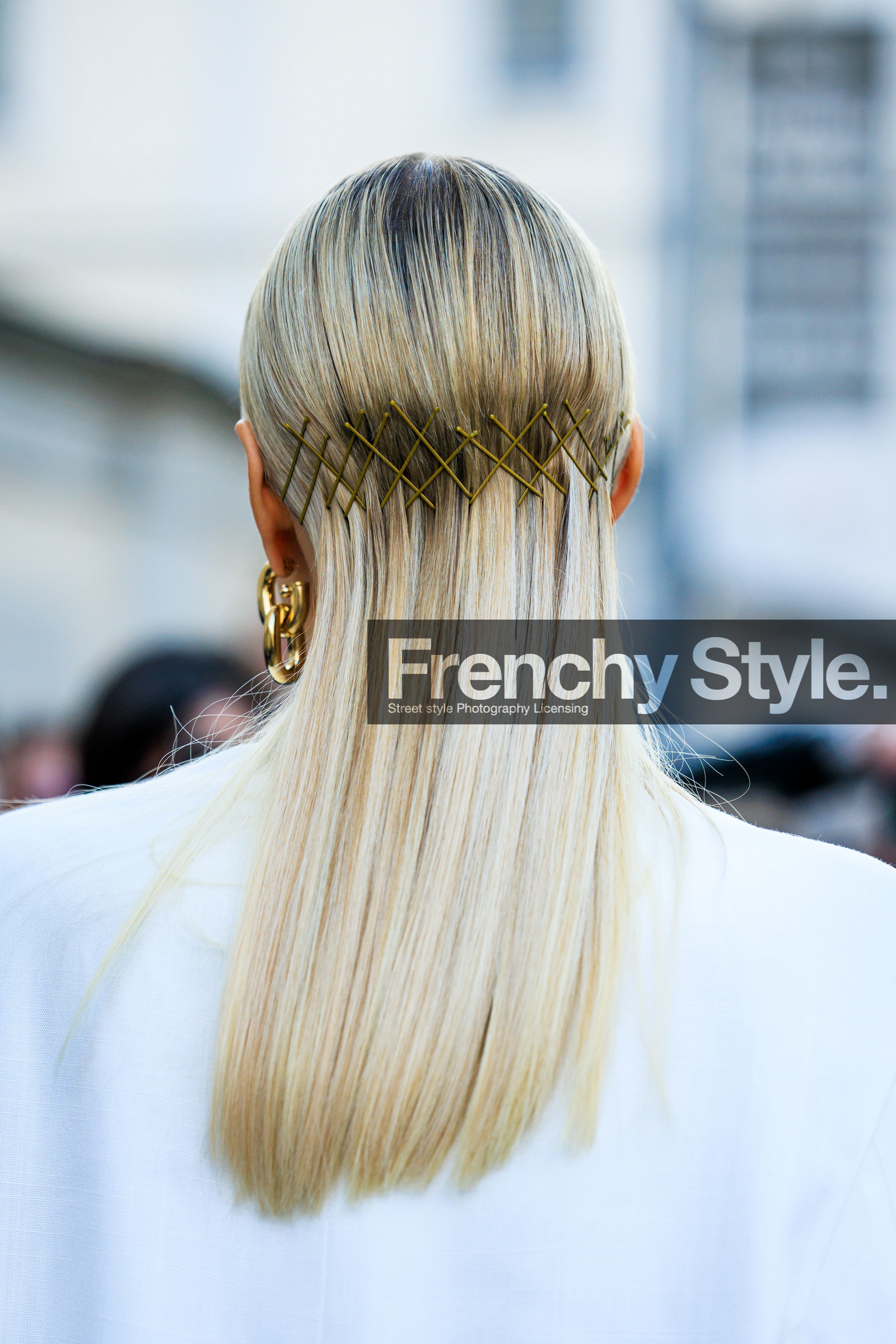 back details, bobby pins hair, blond hair, golden loops, golden earrings, leonie hanne, street style, jonathan paciullo, FW, frenchystyle, fashion week, MFW, MILAN, FALL WINTER 2022_2023, AUTUMN WINTER 2022-2023, FW 22-23, vertical, atmosphere details