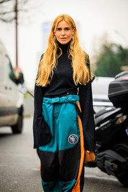 long hair, black top, turtle neck, loewe bag, brown baf, sport pants, blue trousers, loewe heels, black sandals, blanca miro scrimieri, street style, jonathan paciullo, FW, frenchystyle, fashion week, AUTUMN WINTER 2022-2023, FALL WINTER 2022_2023, FW 22-23, PFW, PARIS, vertical, detail