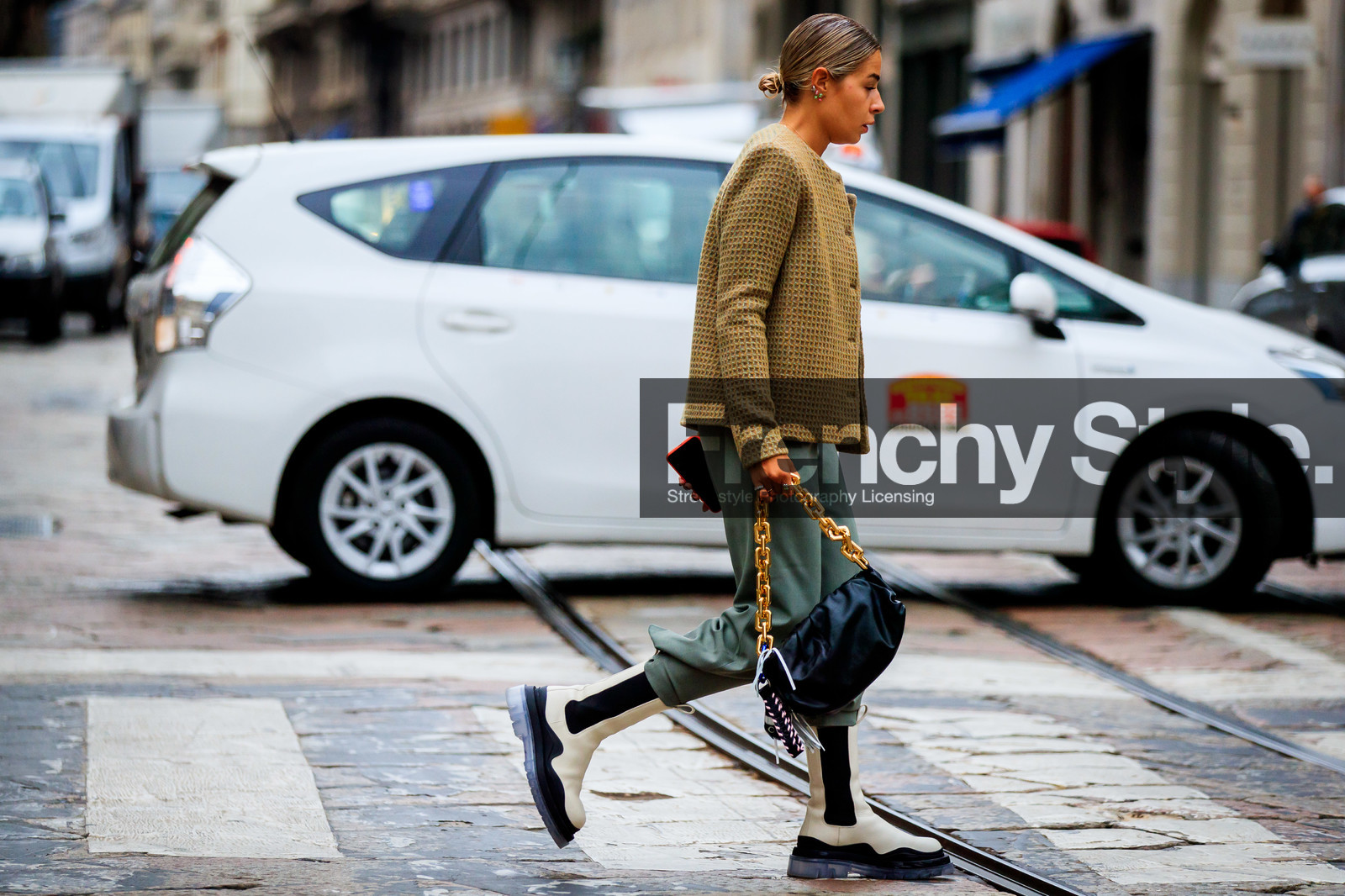 beige jacket, checked jacket, kaki pants, black leather bag, big chain strap bag, golden chain strap bag, white leather boots, chelsea boots, big sole boots, flat boots, bottega veneta bag, bottega veneta shoes, low boots, street style, jonathan paciullo, FW, frenchystyle, fashion week, MFW, MILAN, SPRING SUMMER 2021, SS 21, horizontal, atmosphere details, full length