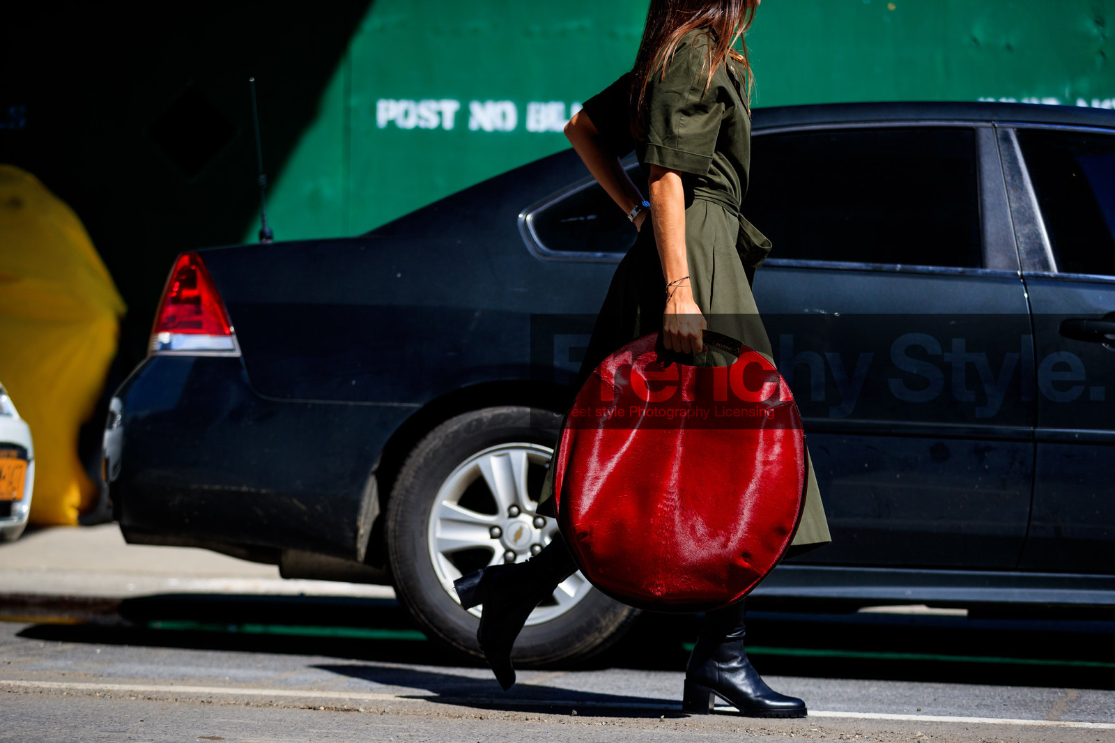 atmosphere details, black shoes, detail, fashion week, frenchystyle, FW, graphic bag, green dress, high heels, horizontal, jonathan paciullo, leather bag, leather shoes, NEW YORK, NYFW, red bag, SPRING SUMMER 2018, SS 18, street style, sunglasses