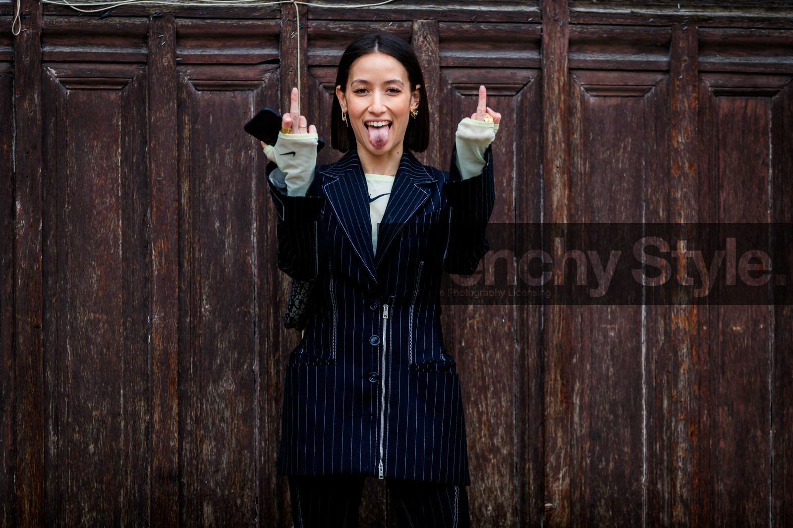 alexandra guerain, navy blue jacket, navy blue pants, striped jacket, striped pants, zipped pants, zipped jacket, nike top, white top, technical fabric top, mugler jacket, mugler pants, mugler look, monogrammed bag, shoulder bag, dior bag, dior saddle bag, navy blue bag, fashion week, frenchystyle, FW, jonathan paciullo, street style, PFW, PARIS, horizontal, atmosphere details, detail
