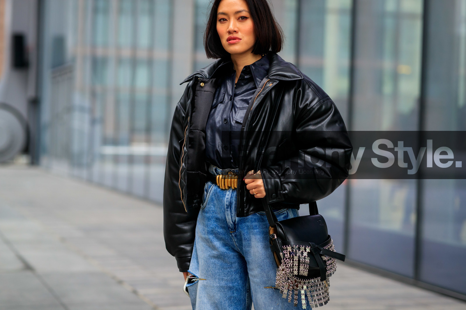 Tiffany Hsu, black leather coat, black leather shirt, black leather belt, black leather bag, golden buckle belt, loewe bag, strassed bag, down jacket, light blue jeans, flare jeans, high waist jeans, belted pants, cropped coat, fashion week, frenchystyle, FW, jonathan paciullo, street style, NYFW, NEW YORK, AUTUMN WINTER 2020-2021, FALL WINTER 2020-2021, FW 20-21, horizontal, atmosphere details, detail