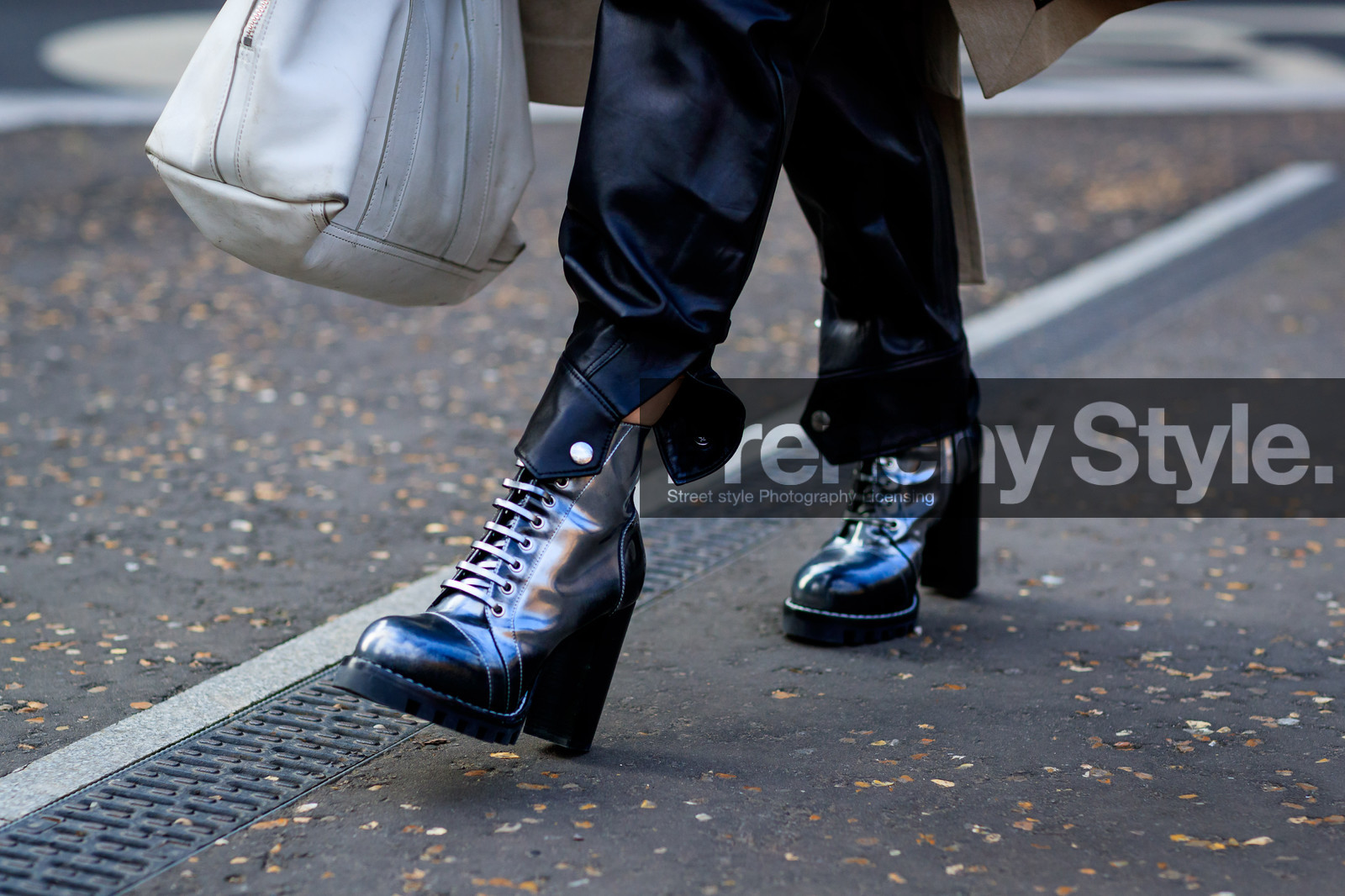 atmosphere details, AUTUMN WINTER 2017-2018, AW 17-18, black pants, detail, FALL WINTER 2017-2018, fashion week, frenchystyle, FW, FW 17-18, high heels, horizontal, jonathan paciullo, leather bag, leather pants, leather shoes, LFW, LONDON, silver shoes, street style, trousers, white bag