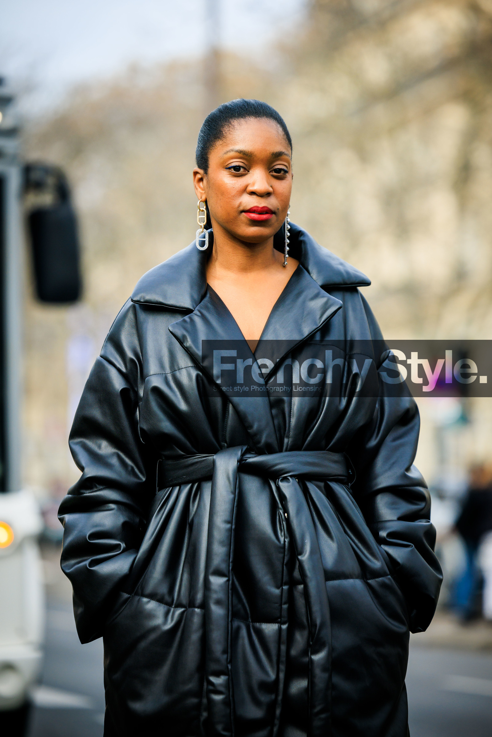 strass earrings, silver earrings, black coat, puffed coat, leather coat, red lips, rajni jacques, fashion week, frenchystyle, FW, jonathan paciullo, street style, AUTUMN WINTER 2022-2023, FALL WINTER 2022_2023, FW 22-23, PFW, PARIS, vertical, detail