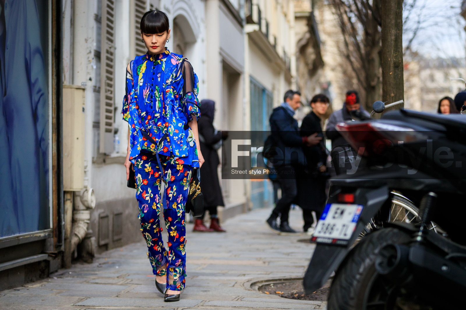 black bag, black shoes, blue pants, blue shirt, floral, flowers, graphic pants, leather bag, leather shoes, multicolor pants, multicolor shirt, printed pants, trousers, street style, jonathan paciullo, FW, frenchystyle, fashion week, PFW, PARIS, AUTUMN WINTER 2018-2019, FALL WINTER 2018-2019, FW 18-19, horizontal, atmosphere details, full length, kozue akimoto