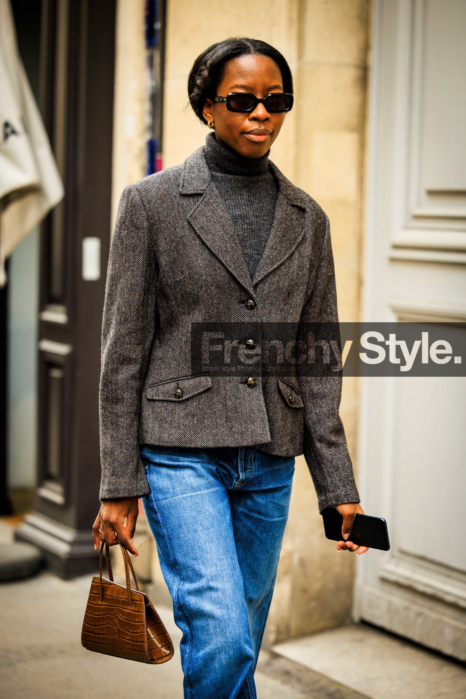 black sunglasses, straight cut jeans, classic jeans, mini handbag, leather handbag, grey blazer, grey turtle necka, buttoned blazer, knitted top, croco bag, brown bag, fashion week, frenchystyle, FW, jonathan paciullo, street style, AUTUMN WINTER 2022-2023, FALL WINTER 2022_2023, FW 22-23, PFW, PARIS, vertical, detail