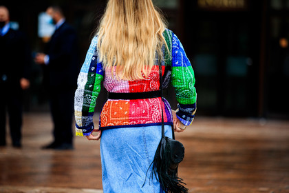 jennifer neyt, bandana printed jacket, multicolor jacket, red jacket, pink jacket, green jacket, blue jacket, belted jacket, back details, close up detail, fringe bag, shoulder bag, black leather bag, down jacket, fashion week, frenchystyle, FW, jonathan paciullo, street style, PFW, PARIS, SPRING SUMMER 2021, SS 21, horizontal, atmosphere details, detail