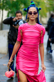 sita abellan, pink dress, short sleeves dress, drape dress, tight dress, split dress, openwork dress, blue hair, bun, greeen hair, hair details, golden earrings, animal shape earrings, dangling earrings, purple sunglasses, butterfly sunglasses, heart shape bag, pink bag, box bag, fashion week, frenchystyle, FW, jonathan paciullo, street style, SPRING SUMMER 2020, SS 20, PFW, PARIS, vertical, atmosphere details, detail