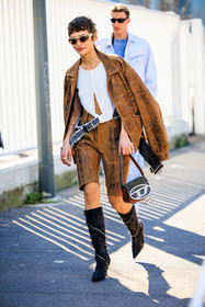 brown look, leather short, brown shorts, leather jacket, cut out tshirt, white tshirt, black zipper boots, leather boots, diesel bag, diesel handbag, white sunglasses, denim belt, fashion week, frenchystyle, FW, jonathan paciullo, street style, MFW, MILAN, AUTUMN WINTER 2022-2023, FALL WINTER 2022_2023, FW 22-23, vertical, full length