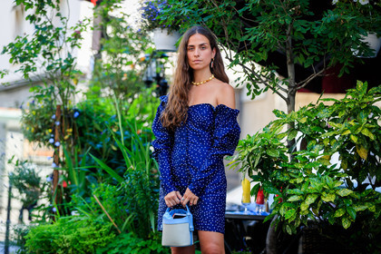 blue bag, blue dress, graphic dress, leather bag, necklace, off the shoulder, printed dress, fashion week, frenchystyle, FW, jonathan paciullo, street style, PFW, PARIS, atmosphere details, horizontal, detail, AUTUMN WINTER 2018-2019, FALL WINTER 2018-2019, FW 18-19, erika boldrin