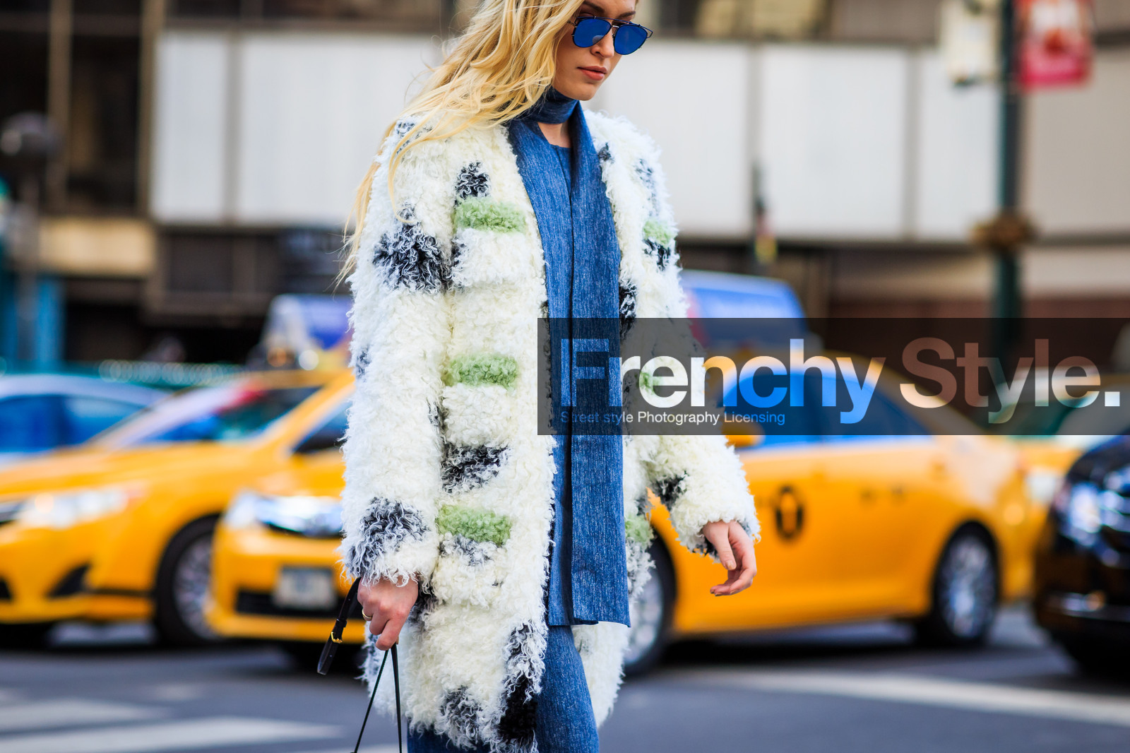 atmosphere details, AUTUMN WINTER 2016-2017, AW 16-17, blue denim, blue scarf, blue top, denim pants, denim top, detail, FALL WINTER 2016-2017, fashion week, frenchystyle, fur coat, FW, FW 16-17, horizontal, jeans, jonathan paciullo, louis vuitton, mirror effect, NEW YORK, NYFW, street style, sunglasses, trousers, white coat, white fur, wide pants, woman