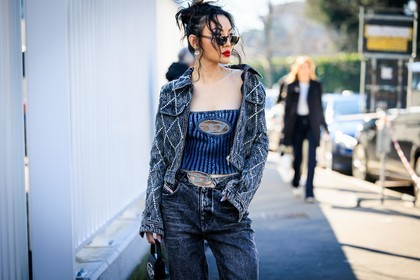 full diesel look, full denim look, black sunglasses, strapless top, denim top, diesel logo top, studded jacket, denim short jacket, dark grey jacket, dark grey jeans, red lips, mini diesel bag, mini black handbag, jessica wang, fashion week, frenchystyle, FW, jonathan paciullo, street style, MFW, MILAN, FALL WINTER 2022_2023, AUTUMN WINTER 2022-2023, FW 22-23, horizontal, atmosphere details