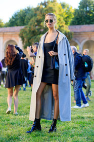 beige coat, black bag, black dress, black shoes, chloé, fashion week, frenchystyle, full length, FW, Hailey Clauson, jonathan paciullo, leather bag, leather shoes, MFW, MILAN, model, SPRING SUMMER 2018, SS 18, street style, sunglasses, trench coat, vertical