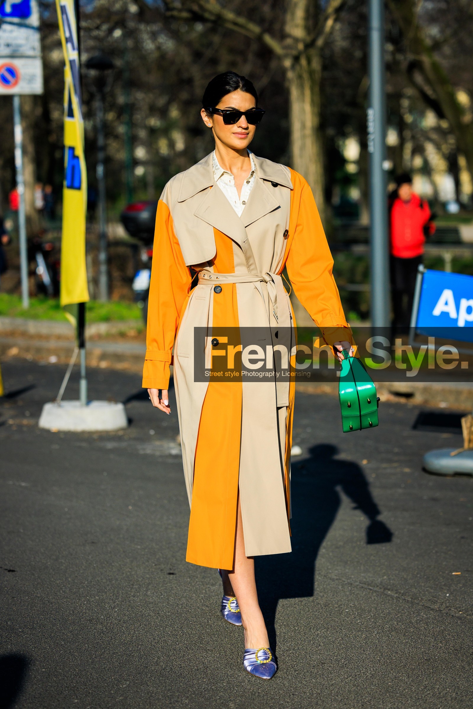 dual toned trench, orange beige stripes, green handbag, satin sandals, black sunglasses, street style, jonathan paciullo, FW, frenchystyle, fashion week, MFW, MILAN, FALL WINTER 2022_2023, AUTUMN WINTER 2022-2023, FW 22-23, vertical, full length