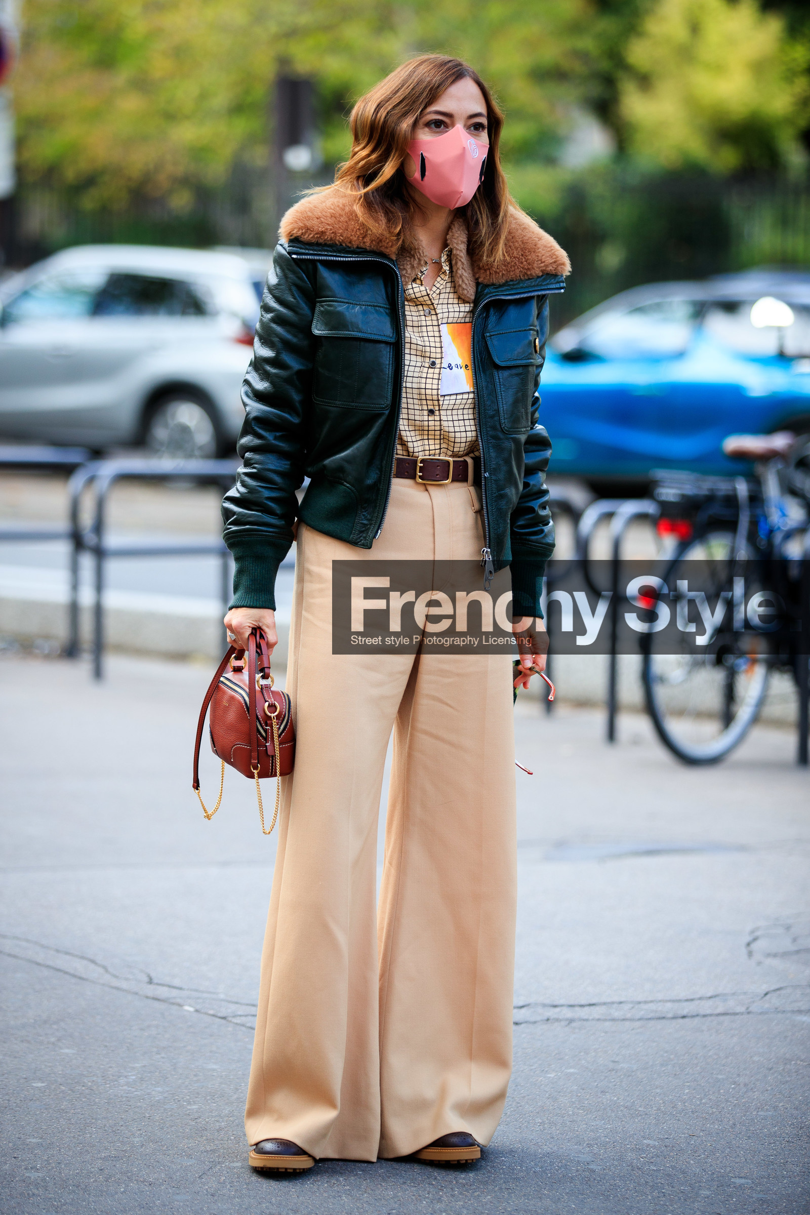 brown leather bag, green leather bombers, fur bombers, fur collar coat, fur collar jacket, beige pants, beige shirt, checked shirt, loose pants, flare pants, hand bag, chloe bag, chloe jacket, chloe look, chloe pants, chloe shirt, covid face mask, fashion week, frenchystyle, FW, jonathan paciullo, street style, PFW, PARIS, SPRING SUMMER 2021, SS 21, vertical, full length