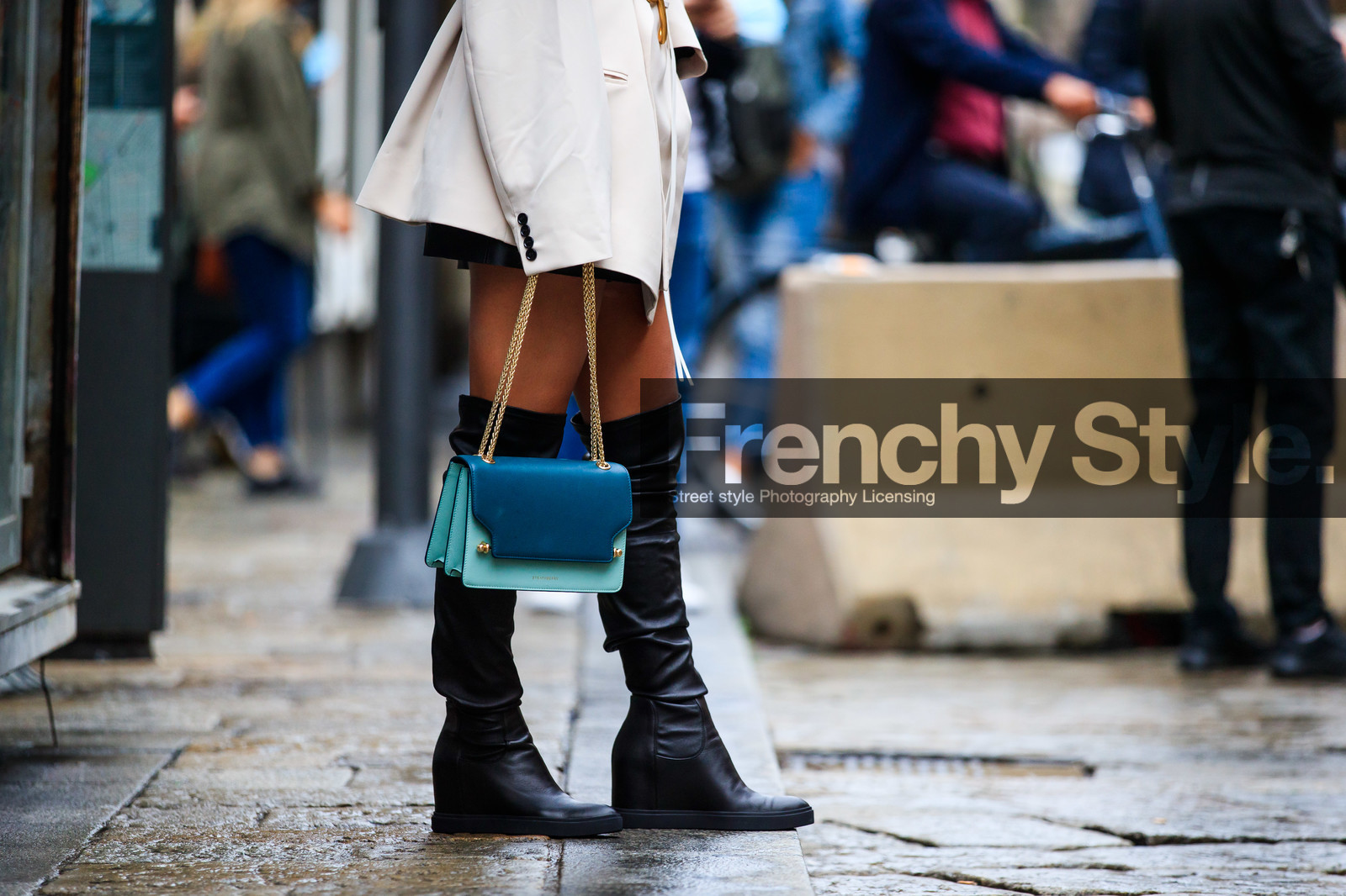 stratberry bag, blue leather bag, light blue leather bag, golden buckle belt, golden chain strap bag, white jacket, white leather belt, jacket dress, black leather boots, high boots, wedge boots, close up detail, shoes detail, bag detail, street style, jonathan paciullo, FW, frenchystyle, fashion week, MFW, MILAN, SPRING SUMMER 2021, SS 21, horizontal, atmosphere details, detail