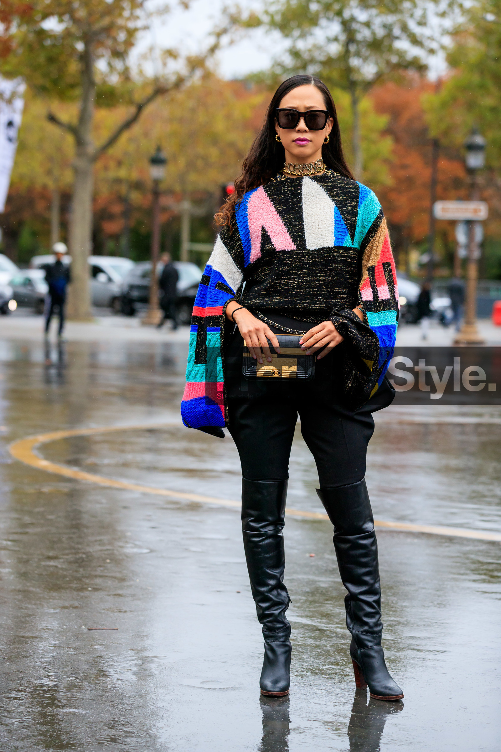 black pullover, multicolor pullover, chanel bag, chanel pullover, chanel necklace, letters necklace, chocker, choker necklace, choker necklace, lurex pullover, golden pullover, golden bag, black leather bag, animal skin bag, black pants, black leather boots, carrot pants, high boots, PARIS, PFW, SPRING SUMMER 2020, SS 20, fashion week, frenchystyle, FW, jonathan paciullo, street style, vertical, full length