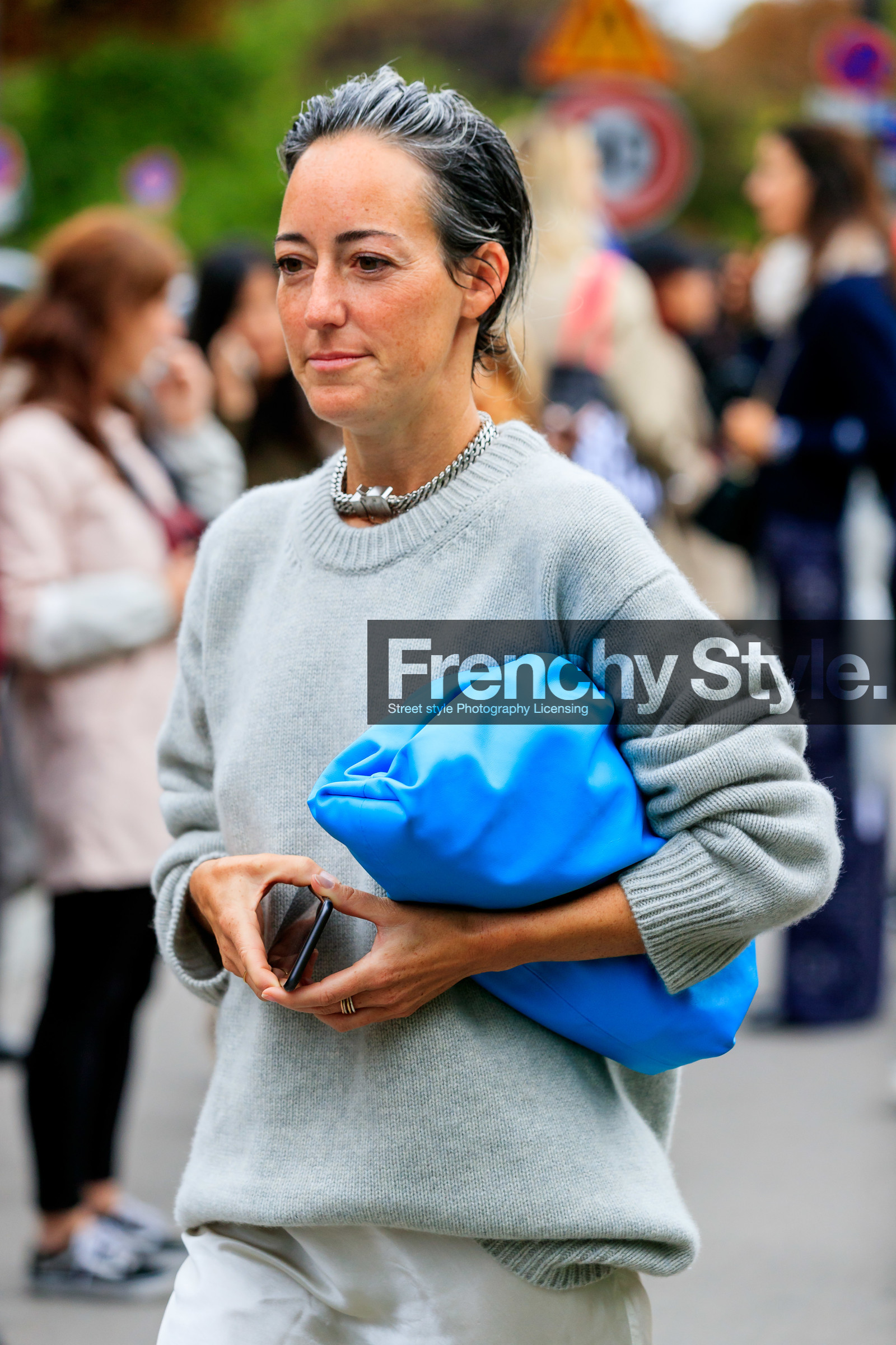 big chain necklace, silvered chain necklace, silvered necklace, light grey pullover, light blue leather clutch, light blue leather bag, bottega veneta bag, close up detail, fashion week, frenchystyle, FW, jonathan paciullo, street style, SPRING SUMMER 2020, SS 20, PFW, PARIS, vertical, atmosphere details, detail