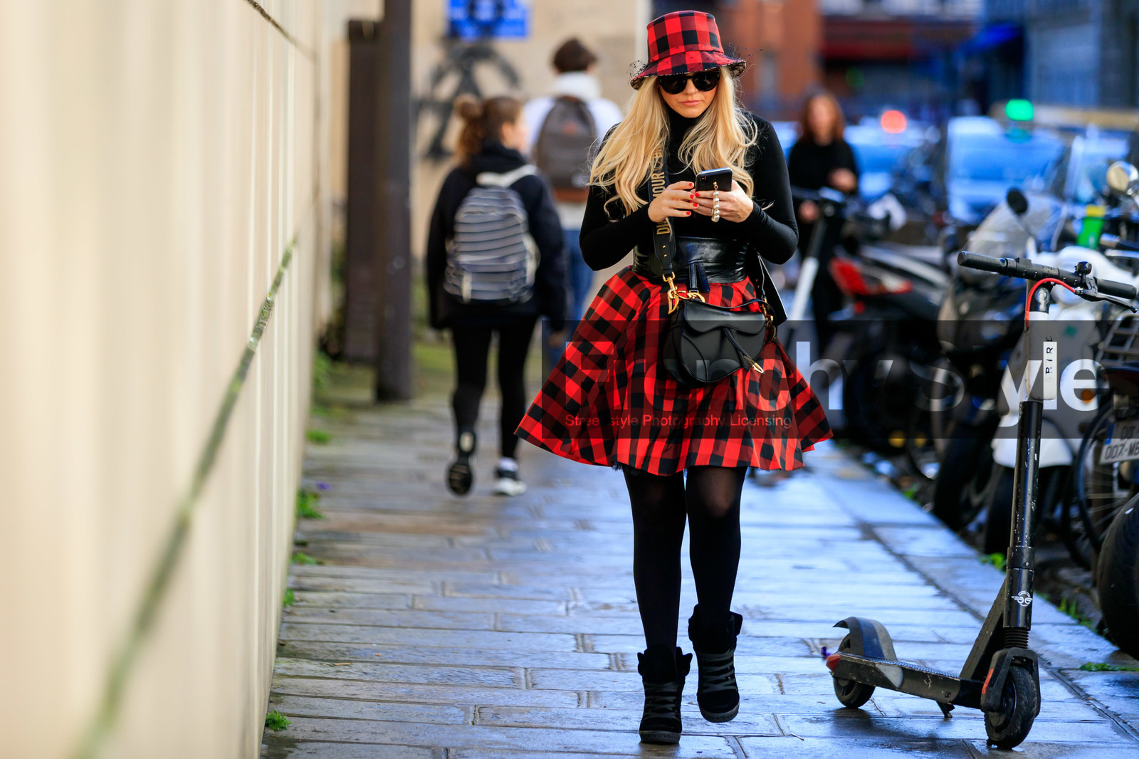 checked hat, checked skirt, red hat, red skirt, black hat, black pullover, black skirt, black tights, black sunglasses, black leather belt, black leather bag, big belt, dior bag, dior belt, dior hat, dior skirt, dior total look, dior saddle bag, crossbody bag, dior strap bag, mini skirt, tulle hat, hiking boots, black suede boots, fashion week, frenchystyle, FW, jonathan paciullo, street style, PFW, PARIS, AUTUMN WINTER 2020-2021, FALL WINTER 2020-2021, FW 20-21, horizontal, full length, atmosphere details