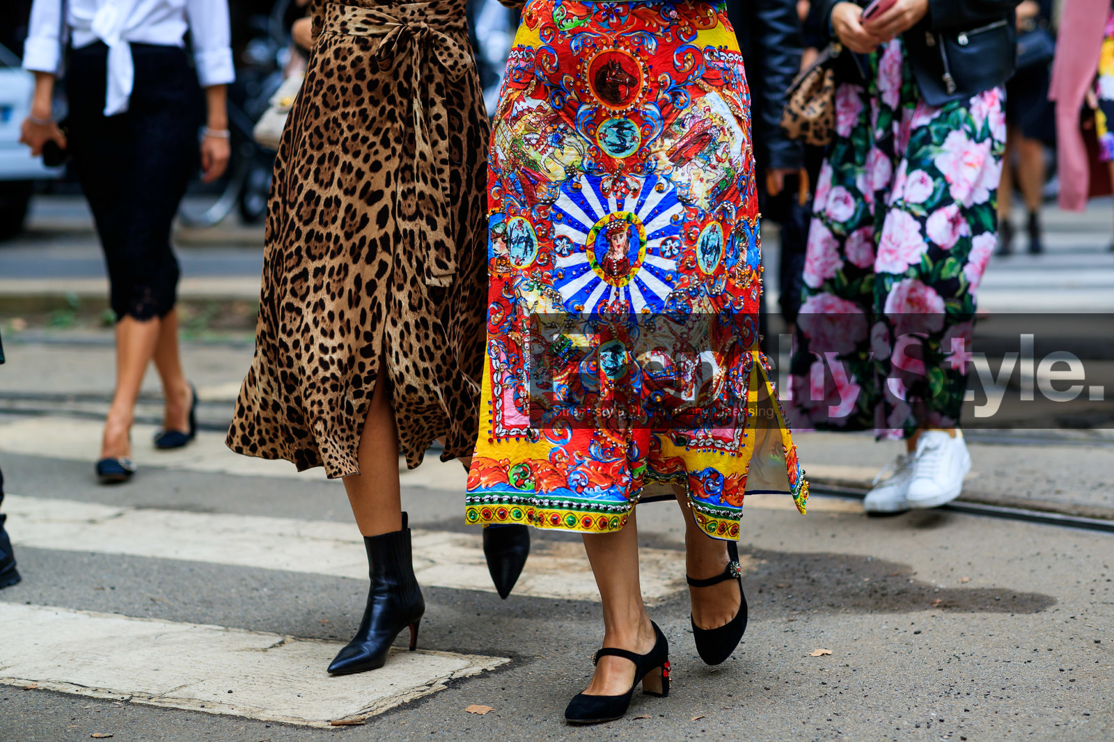 dolce and gabanna skirt, mid long skirt, legs detail, printed skirt, leopard printed skirt, ruffle skirt, wrap skirt, brocart skirt, multicolor skirt, split skirt, dolce and gabanna shoes, black shoes, kitten heels shoes, strassed shoes, black leather boots, low boots, chelsea boots, kitten heels boots, fashion week, frenchystyle, FW, jonathan paciullo, street style, atmosphere details, detail, horizontal, MFW, MILAN, SPRING SUMMER 2020, SS 20