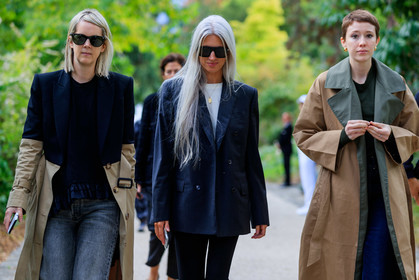 sarah harris, black jacket, black pants, beige trench coat, kaki trench coat, bicolor trench coat, PARIS, PFW, SPRING SUMMER 2020, SS 20, fashion week, frenchystyle, FW, jonathan paciullo, street style, horizontal, atmosphere details, detail