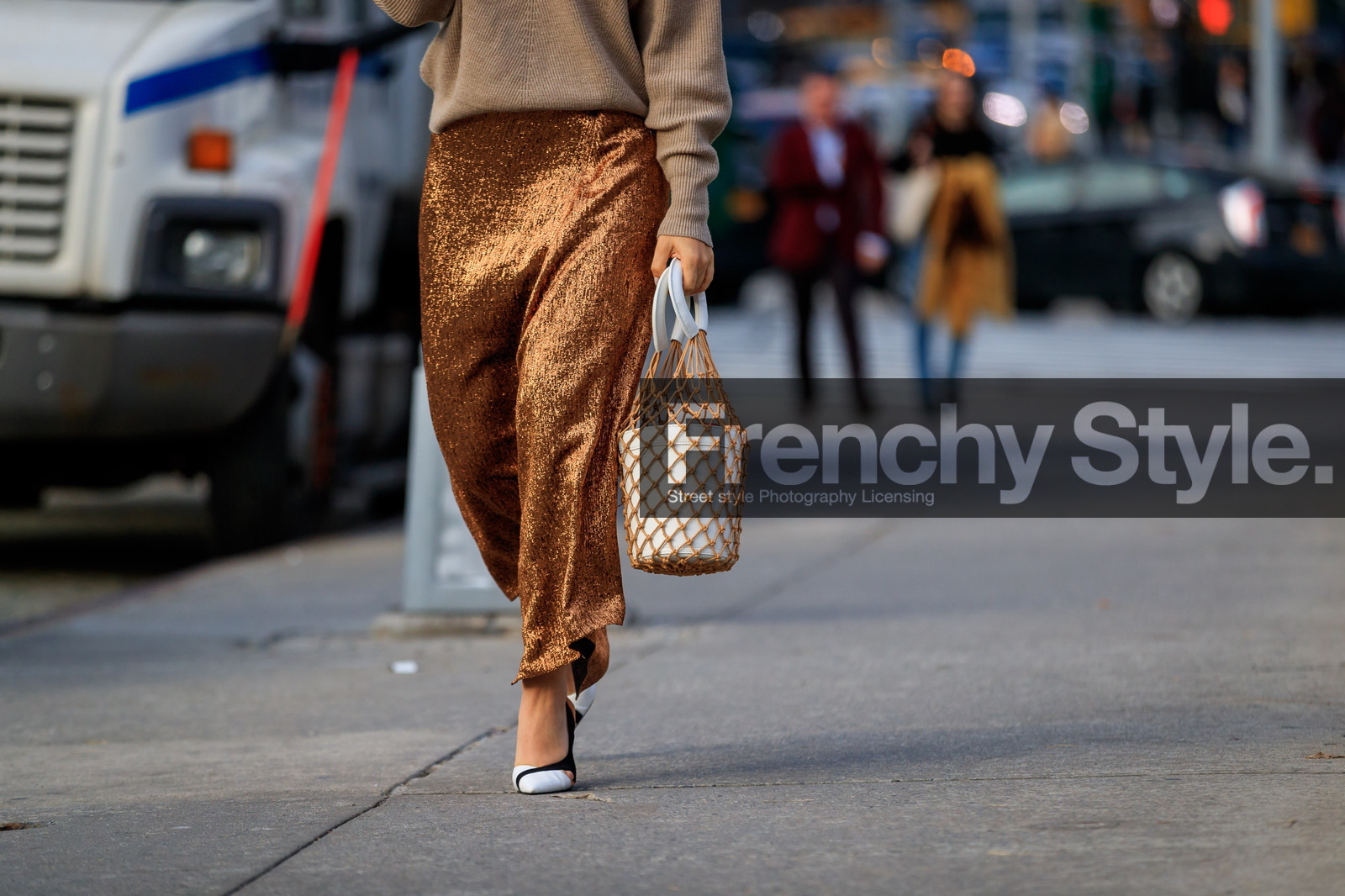 beige sweater, black and white shoes, bronze, brown skirt, fishnet, glitter, graphic bag, high heels, leather bag, leather shoes, printed bag, sequined skirt, white bag, white shoes, street style, jonathan paciullo, FW, frenchystyle, fashion week, NYFW, NEW YORK, AUTUMN WINTER 2018-2019, AW 18-19, FALL WINTER 2018-2019, FW 18-19, atmosphere details, horizontal, detail