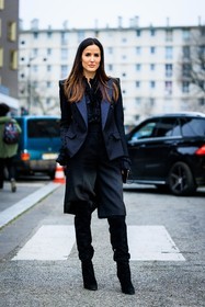 full black look, black blazer, black shirt, ruffles shirt, black shorts, high boots, heeled boots, black boots, californian dyed hair, fashion week, frenchystyle, FW, jonathan paciullo, street style, PARIS, PFW, SPRING SUMMER 2022, SS 22, full length, vertical, alexandra riviere