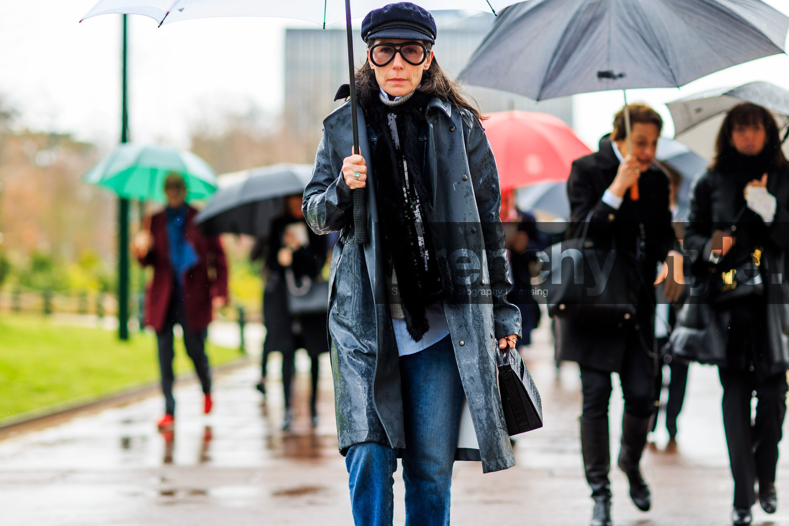atmosphere details, AUTUMN WINTER 2016-2017, AW 16-17, black bag, black coat, blue cap, blue denim, denim pants, detail, FALL WINTER 2016-2017, fashion week, frenchystyle, FW, FW 16-17, horizontal, jeans, jonathan paciullo, leather bag, leather coat, PARIS, PFW, street style, sunglasses, trousers, umbrella, Véronique Tristram