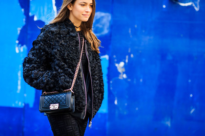 atmosphere details, AUTUMN WINTER 2016-2017, AW 16-17, aztracan, black bag, black fur, black jacket, bomber jacket, boy bag, chanel, detail, FALL WINTER 2016-2017, fashion week, frenchystyle, fur jacket, FW, FW 16-17, horizontal, jonathan paciullo, leather bag, necklace, NEW YORK, NYFW, street style, woman