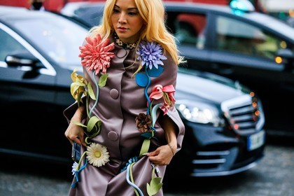 floral dress, embroidered dress, buttoned dress, satin dress, golden choker, dyed hair, golden bracelet, lila dress, fashion week, frenchystyle, FW, jonathan paciullo, street style, PARIS, PFW, SPRING SUMMER 2022, SS 22, atmosphere details, detail, horizontal