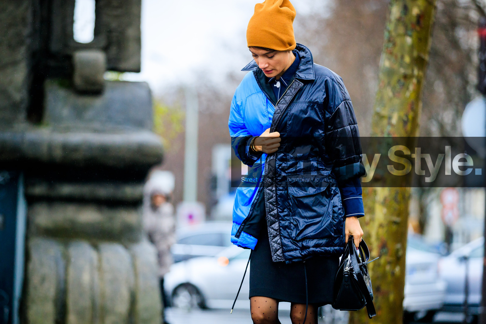 atmosphere details, AUTUMN WINTER 2017-2018, AW 17-18, black bag, black skirt, blue jacket, detail, FALL WINTER 2017-2018, fashion week, frenchystyle, FW, FW 17-18, horizontal, jonathan paciullo, PARIS, PFW, rain jacket, street style, yellow beanie