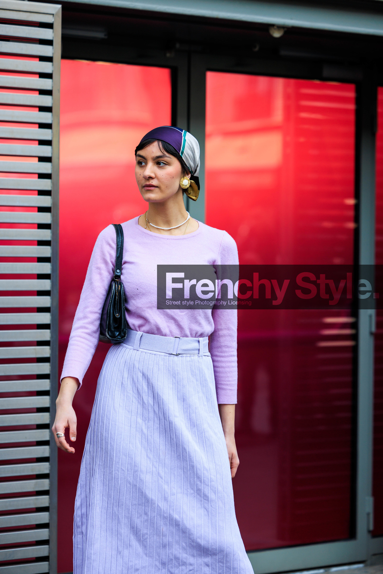 total lila look, purple scarf, printed scarf, lila shirt, light lila skirt, midi skirt, white socks, black handbag, pearl studs, pearl necklace, street style, jonathan paciullo, FW, frenchystyle, fashion week, AUTUMN WINTER 2022-2023, FALL WINTER 2022_2023, FW 22-23, PFW, PARIS, vertical, detail