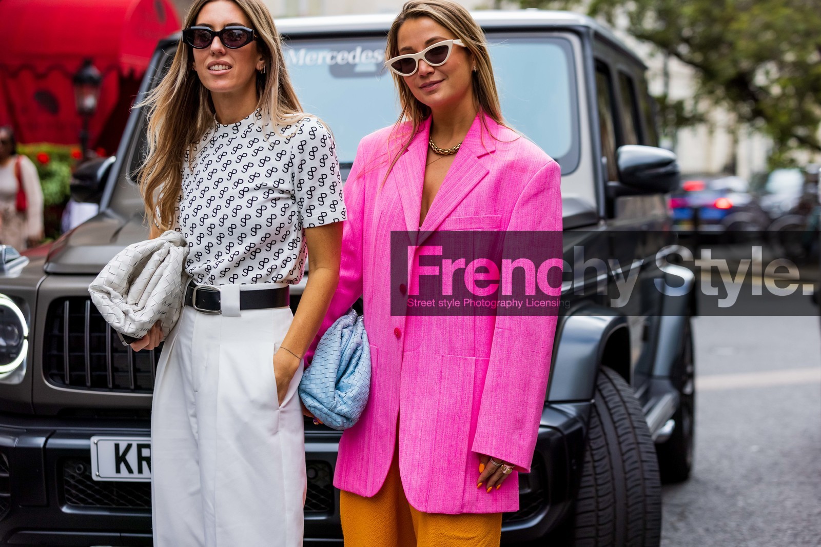 white, pink, fuscia, blazer, tweed, jacket, tshirt, print, belt, trousers, baggy pants, bottega veneta, bottega veneta bag, sunglasses, saks potts, fashion week, frenchystyle, FW, jonathan paciullo, street style, SPRING SUMMER 2022, SS 22, LFW, LONDON, horizontal, atmosphere details, detail