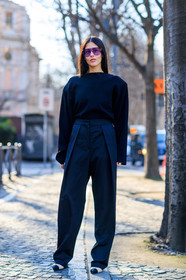 AUTUMN WINTER 2017-2018, AW 17-18, beige shoes, black pants, black sweater, chanel, FALL WINTER 2017-2018, fashion week, frenchystyle, full length, FW, FW 17-18, gilda ambrosio, jonathan paciullo, leather shoes, MFW, MILAN, street style, sunglasses, tone on tone, total look black, trousers, vertical