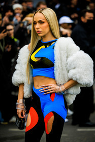 furry jacket, white coat, cropped coat, long hair, blond hair, tracking suit, multicolor top, blue top, assymetric leggins, multicolor leggings, transparent bracelets, mini bag, black bag, street style, jonathan paciullo, FW, frenchystyle, fashion week, AUTUMN WINTER 2022-2023, FALL WINTER 2022_2023, FW 22-23, PFW, PARIS, vertical, detail