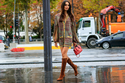 solange smith, chanel bag, chanel cardigan, red leather bag, hand bag, quilted bag, chain strap bag, high boots, camel suede boots, cardigan dress, pullover dress, lurex cardigan, golden cardigan, multicolor cardigan, red cardigan, blue cardigan, split sleeves, jacquard cardigan, PARIS, PFW, SPRING SUMMER 2020, SS 20, fashion week, frenchystyle, FW, jonathan paciullo, street style, horizontal, atmosphere details, full length