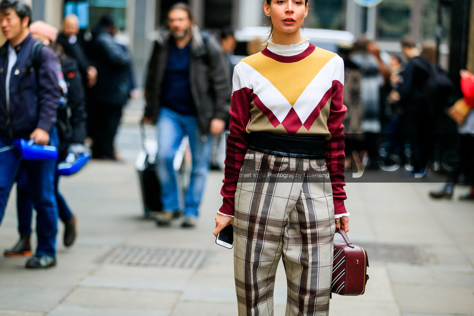 atmosphere details, AUTUMN WINTER 2017-2018, AW 17-18, black belt, black boots, brown pants, detail, FALL WINTER 2017-2018, fashion week, frenchystyle, FW, FW 17-18, graphic bag, graphic sweater, horizontal, irina lakicevic, jonathan paciullo, leather bag, leather belt, leather shoes, LFW, LONDON, plaid, printed bag, printed pants, printed sweater, red bag, red sweater, street style, stripes, tartan, trousers, white top
