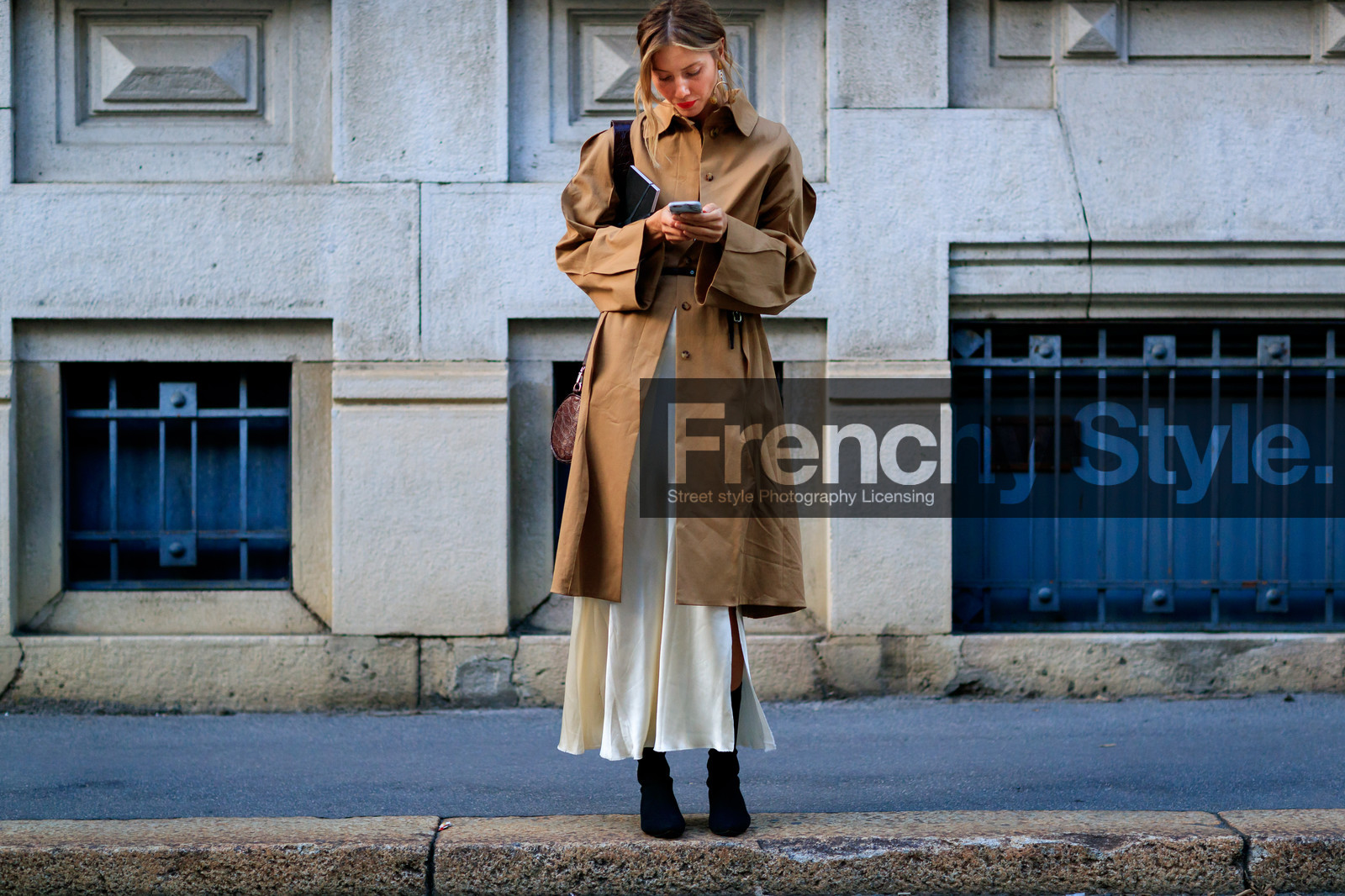 atmosphere details, beige coat, belted coat, black boots, brown bag, fashion week, frenchystyle, full length, FW, horizontal, jonathan paciullo, julie pelipas, leather bag, leather shoes, MFW, MILAN, SPRING SUMMER 2017, SS 17, street style, trench coat, white skirt