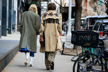 light beige trench coat, floral embroidered trench coat, fringe trench coat, sequins trench coat, checked pants, light beige pants, black pants, green pants, checked coat, black coat, white coat, bicolor coat, camel leather clutch, white leather boots, low boots, high heels boots, pearl embroidered trench coat, fashion week, frenchystyle, FW, jonathan paciullo, street style, AUTUMN WINTER 2020-2021, FALL WINTER 2020-2021, FW 20-21, horizontal, atmosphere details, full length, NYFW, NEW YORK