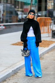 blue pants, light blue pants, black pullover, black hat, woolen hat, turtleneck pullover, cropped pullover, split pullover, loose pants, longchamp bag, rayban sunglasses, sheer sunglasses, monogrammed bag, white bag, black bag, hand bag, fashion week, frenchystyle, FW, jonathan paciullo, street style, FALL WINTER 2020-2021, AUTUMN WINTER 2020-2021, FW 20-21, vertical, full length, NYFW, NEW YORK