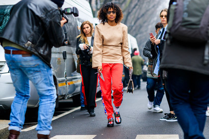 atmosphere details, AUTUMN WINTER 2017-2018, AW 17-18, beige top, black bag, black shoes, FALL WINTER 2017-2018, fashion week, frenchystyle, full length, FW, FW 17-18, graphic bag, gucci, horizontal, jan-michael quammie, jonathan paciullo, leather bag, leather shoes, leather top, MFW, MILAN, red pants, street style, sunglasses, sweatpants, trousers, vêtements, white socks