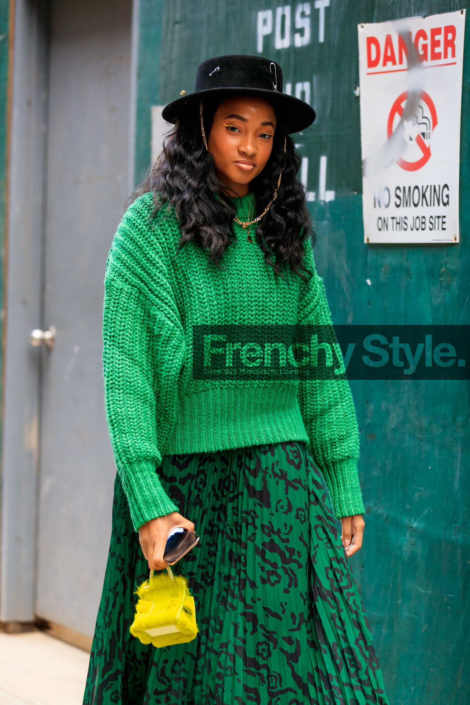 black hat, green pullover, green skirt, pleated skirt, leopard printed skirt, long skirt, yellow bag, mini bag, fur bag, yellow eyeliner, make up, make up details, eye make up, fashion week, frenchystyle, FW, jonathan paciullo, street style, FALL WINTER 2020-2021, AUTUMN WINTER 2020-2021, FW 20-21, vertical, atmosphere details, detail, NYFW, NEW YORK