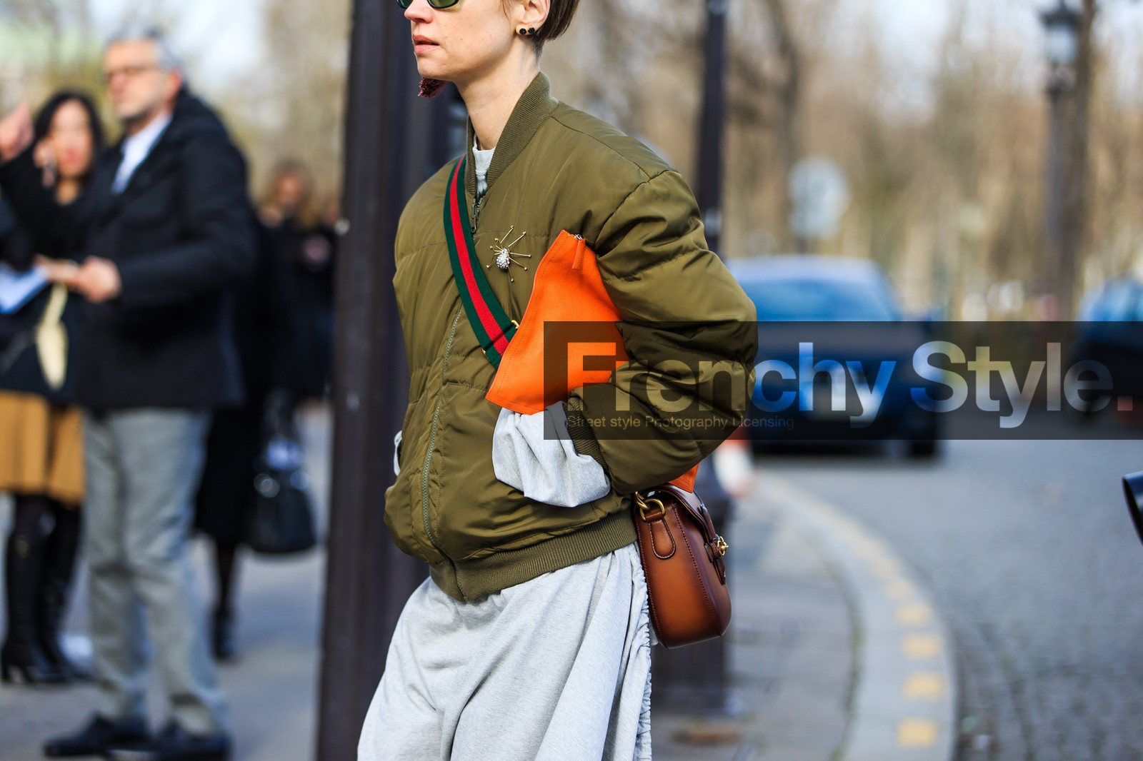 atmosphere details, AUTUMN WINTER 2016-2017, AW 16-17, bomber jacket, brooch, detail, FALL WINTER 2016-2017, fashion week, frenchystyle, FW, FW 16-17, green jacket, gucci, horizontal, jonathan paciullo, kaki jacket, leather bag, orange bag, PARIS, PFW, street style, sunglasses, white dress