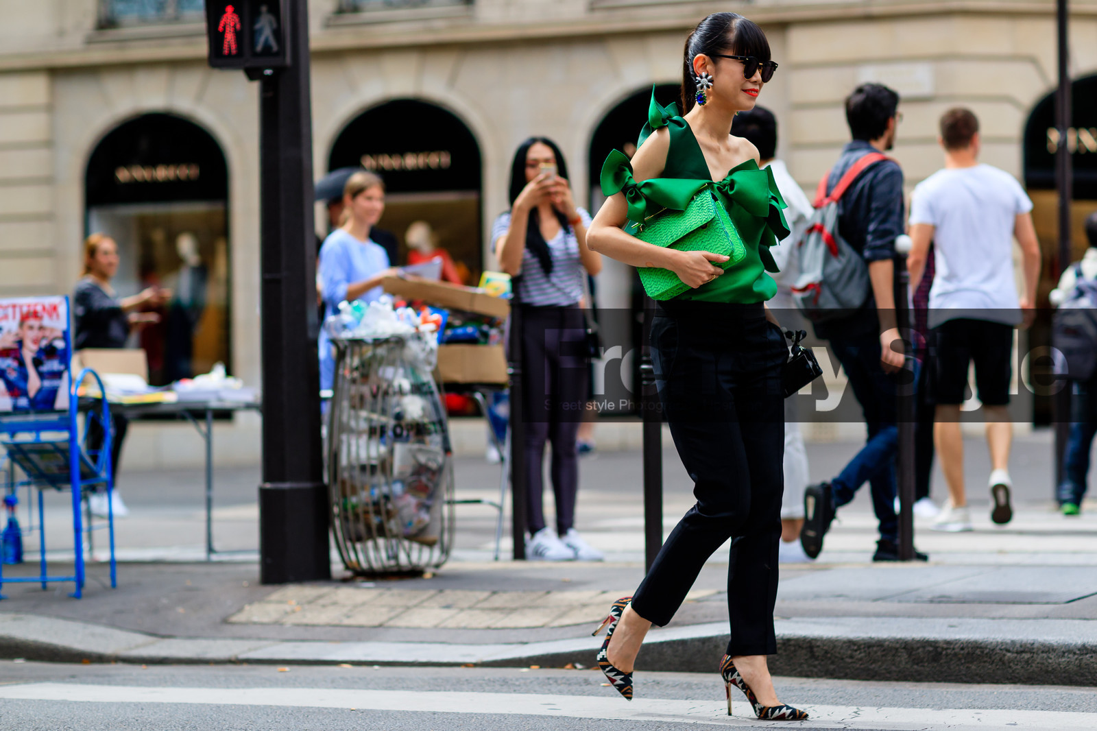 atmosphere details, AUTUMN WINTER 2016-2017, AW 16-17, black heels, black pants, black shoes, bow, earrings, FALL WINTER 2016-2017, fashion week, frenchystyle, full length, FW, FW 16-17, graphic top, green bag, green top, HAUTE COUTURE, high heels, horizontal, jonathan paciullo, leaf greener, MENSWEAR, PARIS, PFW, red lips, street style, sunglasses, trousers
