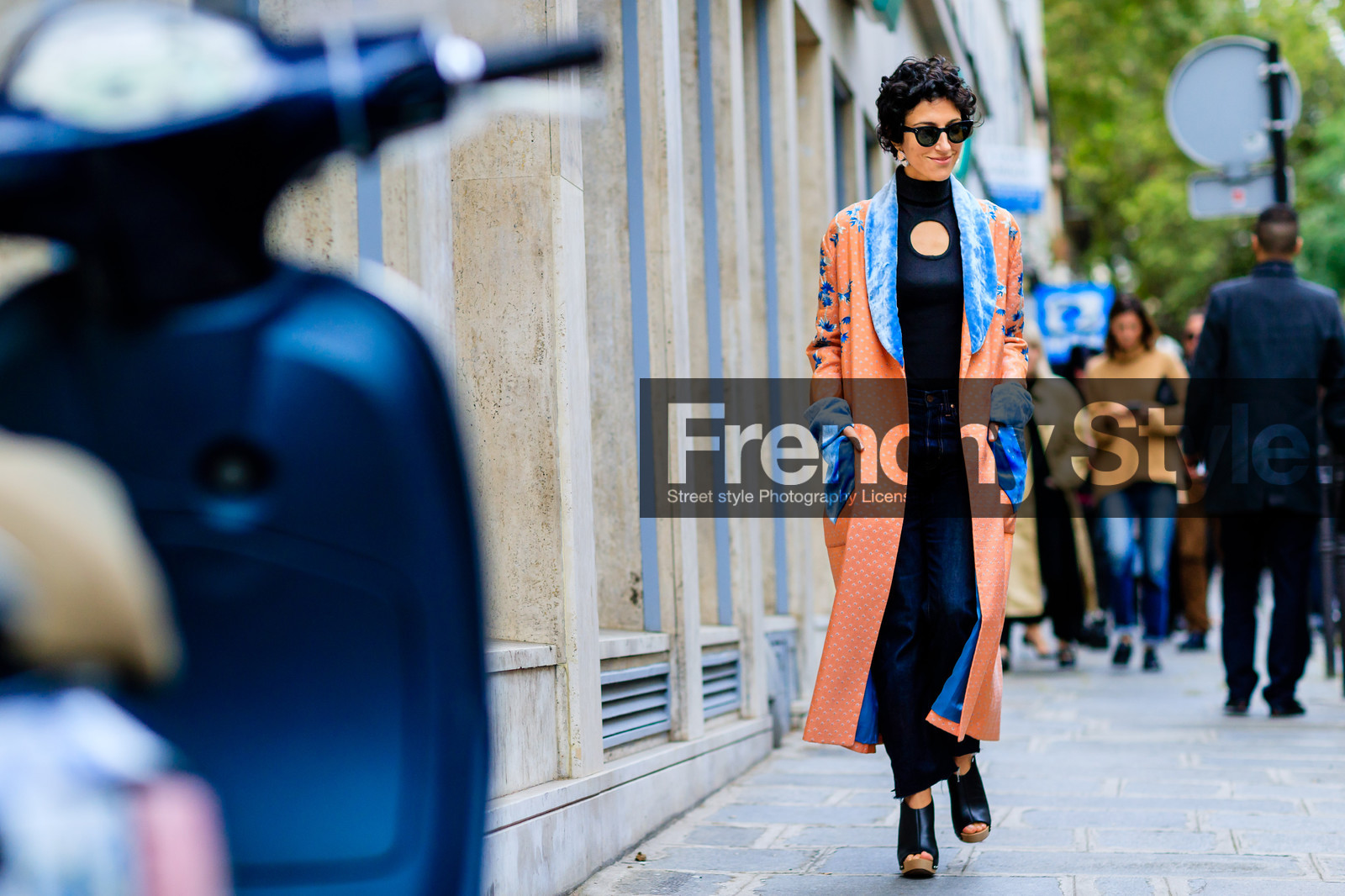 atmosphere details, black knit, black shoes, blue denim, clogs, denim pants, fashion week, frenchystyle, full length, FW, high heels, horizontal, japanese print, jeans, jonathan paciullo, leather shoes, orange jacket, PARIS, PFW, printed jacket, robe, SPRING SUMMER 2017, SS 17, street style, sunglasses, trousers, velvet, yasmin sewell