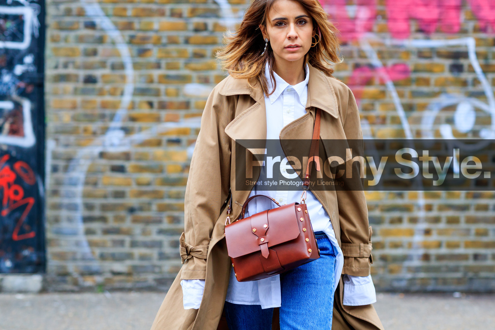 atmosphere details, AUTUMN WINTER 2017-2018, AW 17-18, beige coat, blue denim, brown bag, cristina fernandez, denim pants, detail, FALL WINTER 2017-2018, fashion week, frenchystyle, FW, FW 17-18, horizontal, jeans, jonathan paciullo, leather bag, LFW, LONDON, street style, trench coat, trousers, white shirt