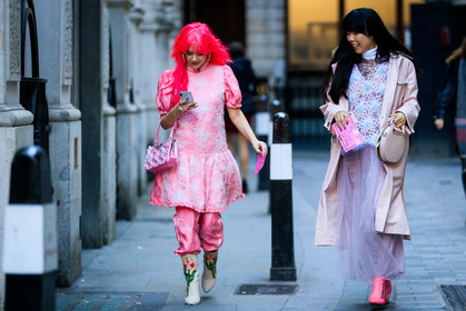 beige boots, dyed hair, embroideries, floral, flowers, glitter, graphic bag, graphic dress, gucci, leather bag, leather shoes, necklace, pink bag, pink boots, pink coat, pink dress, pink hair, pink pants, printed bag, printed dress, purple skirt, purple top, sequined bag, shiny bag, tone on tone, total look pink, trousers, tulle, fashion week, frenchystyle, FW, jonathan paciullo, street style, LFW, LONDON, AUTUMN WINTER 2019-2020, AW 19-20, FW 19-20, FALL WINTER 2019-2020, horizontal, atmosphere details, full length